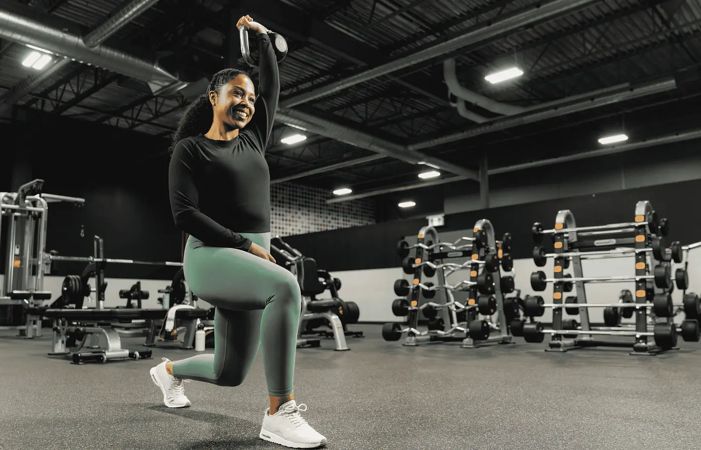 Tu veux muscler tes cuisses? Voici 10 exercices simples pour cibler tes quadriceps, ischio-jambiers et adducteurs, à faire chez toi ou en gym Éconofitness.
