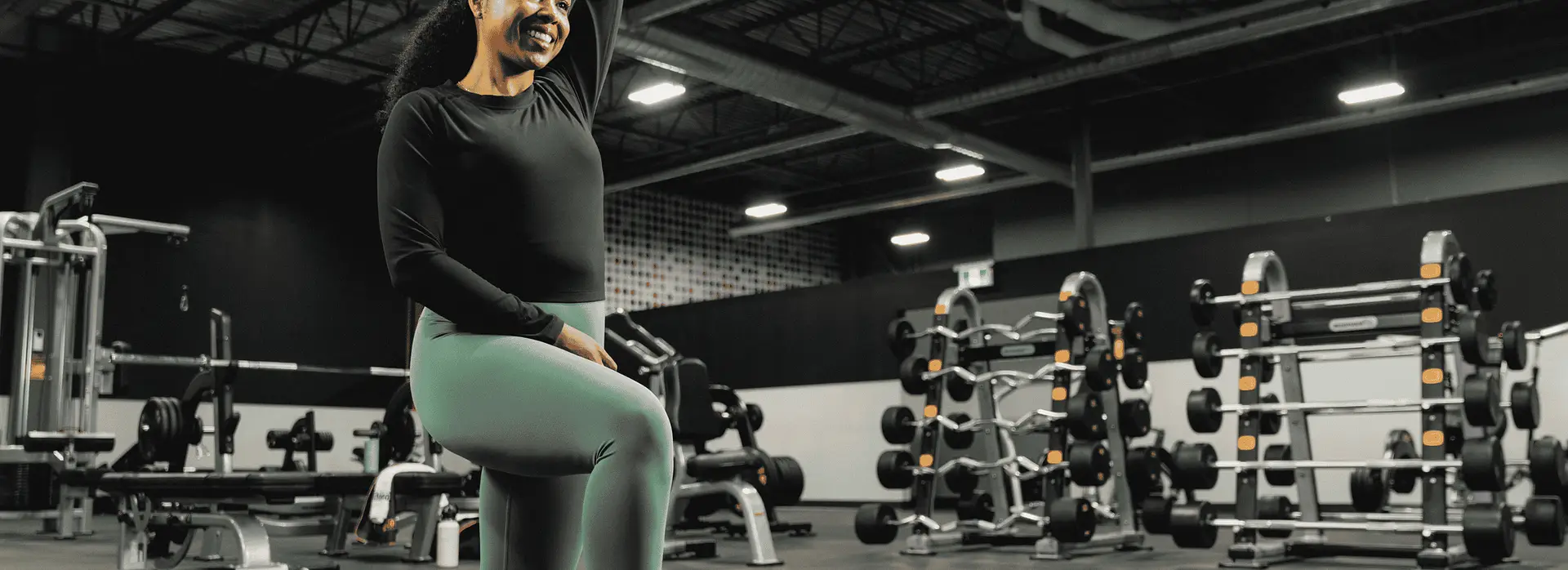 Tu veux muscler tes cuisses? Voici 10 exercices simples pour cibler tes quadriceps, ischio-jambiers et adducteurs, à faire chez toi ou en gym Éconofitness.