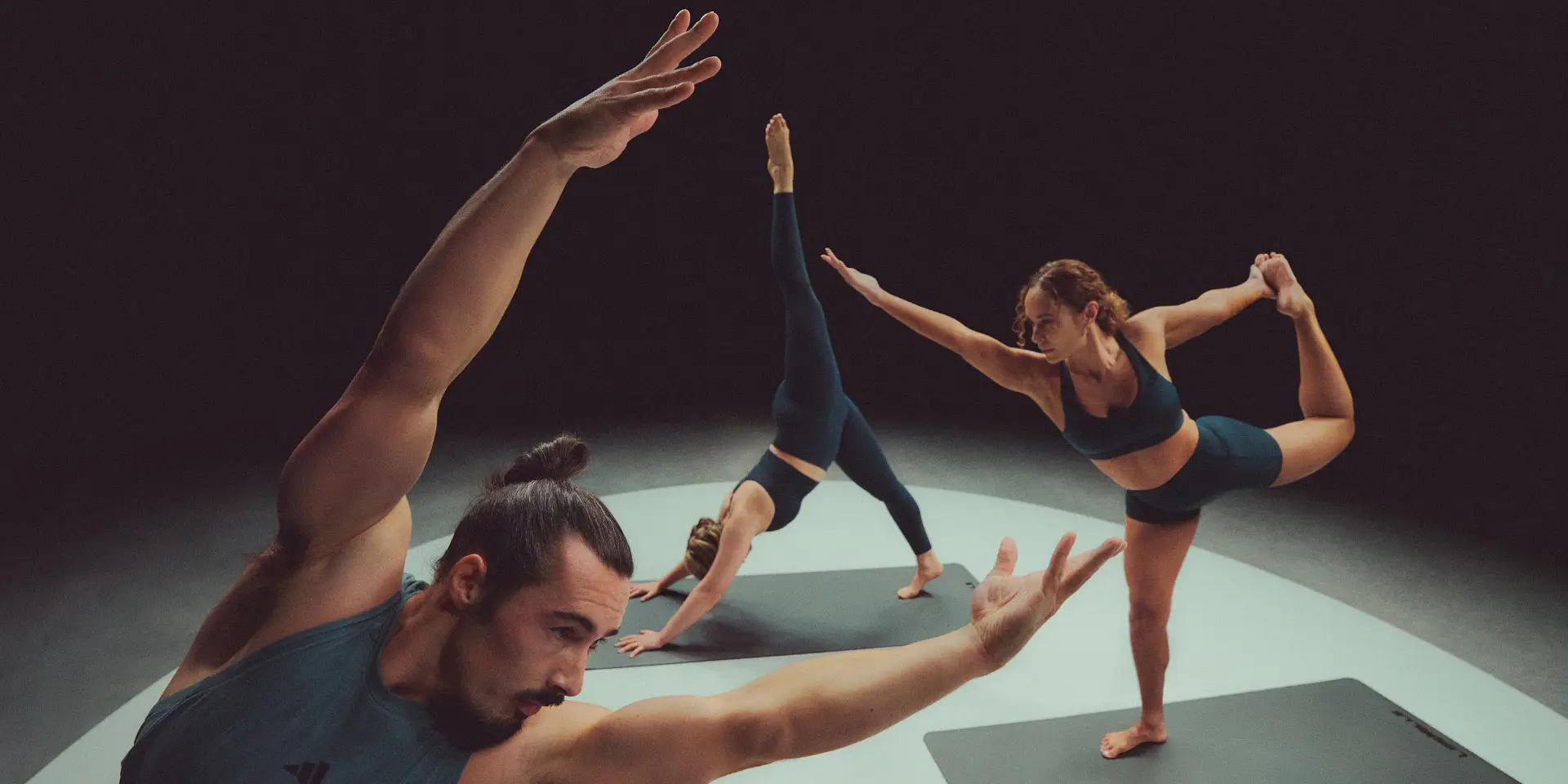Mélange d'exercices de yoga, de tai-chi et de Pilates qui travaille ton corps et ton esprit!