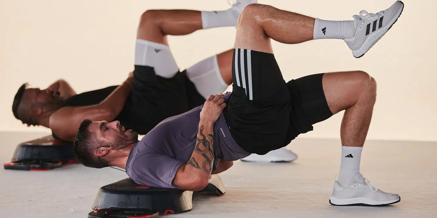 Monte, descends, amuse-toi : un cours énergisant qui fait travailler tes jambes et ton cardio!