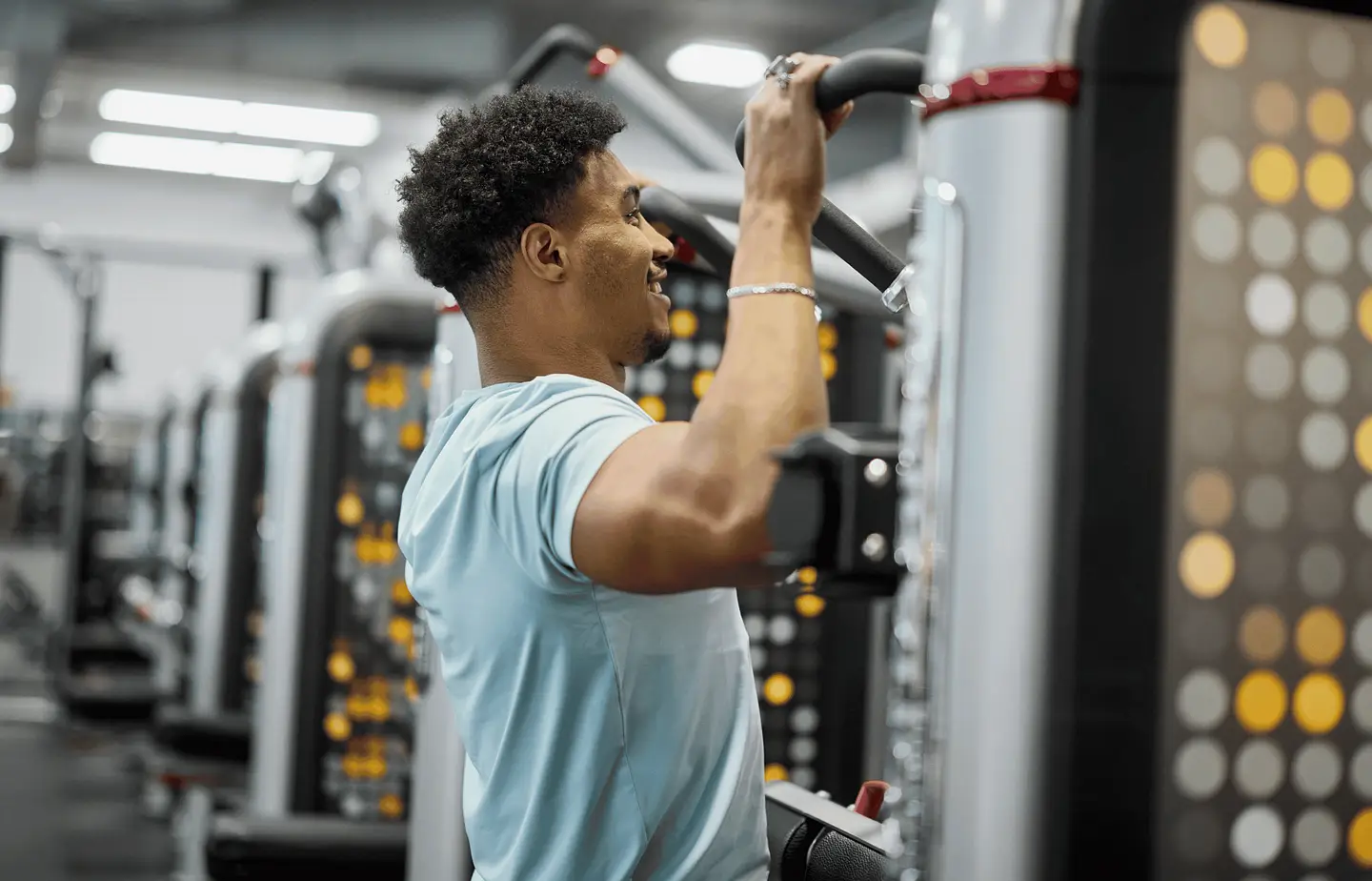 Découvre 5 exercices pour renforcer le haut du dos et corriger ta posture. Étapes simples, tous niveaux, à faire à ton rythme dans nos gyms au Québec.