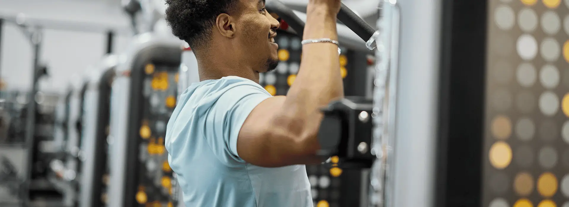 Découvre 5 exercices pour renforcer le haut du dos et corriger ta posture. Étapes simples, tous niveaux, à faire à ton rythme dans nos gyms au Québec.