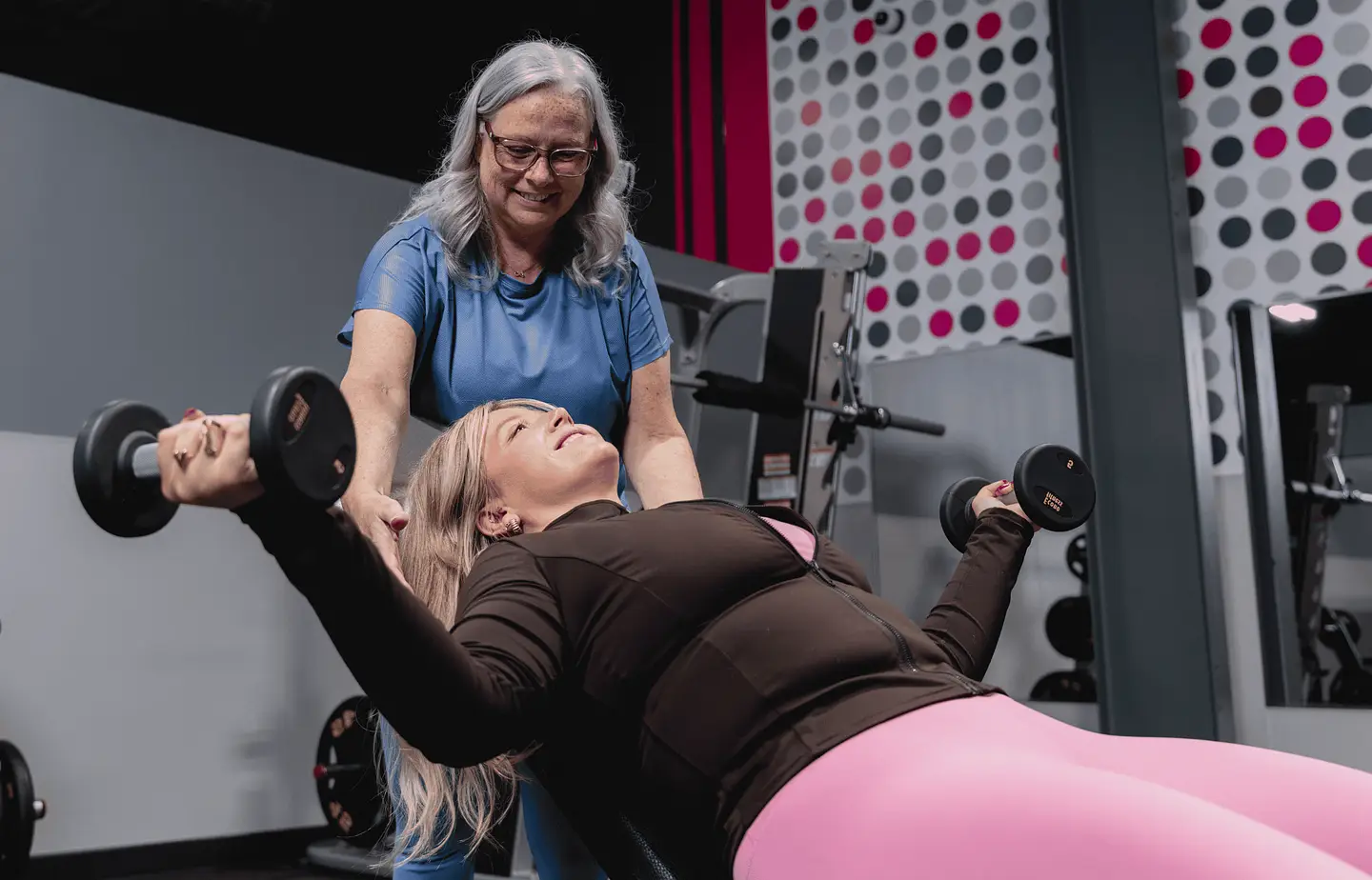 5 séances de musculation pour femme, clé en main : squat, dos, épaules, gainage et full-body. Gagne en force et en énergie, même en débutant, à ton rythme.