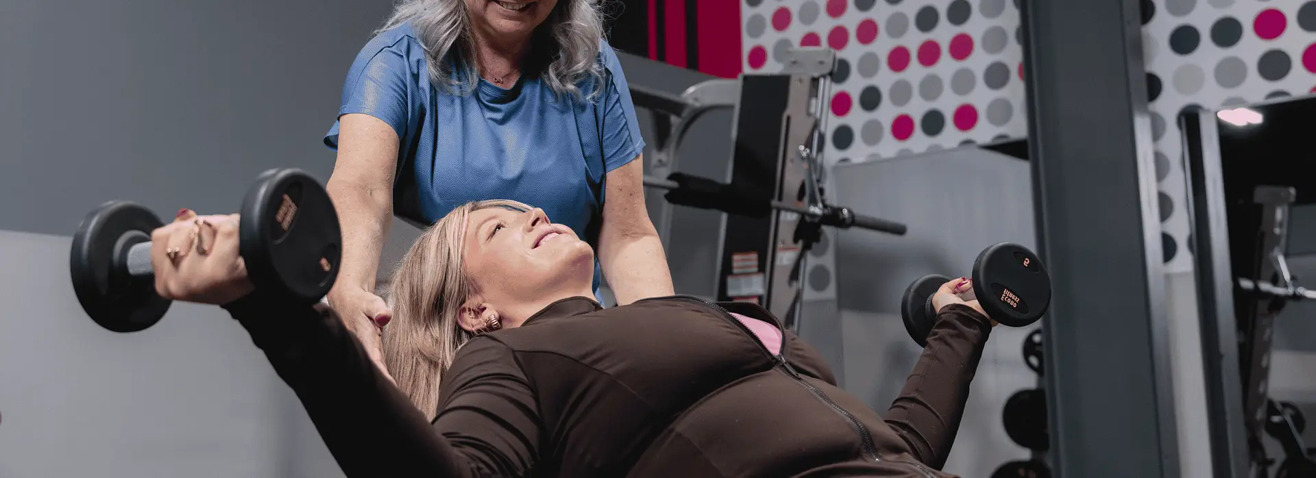 5 séances de musculation pour femme, clé en main : squat, dos, épaules, gainage et full-body. Gagne en force et en énergie, même en débutant, à ton rythme.